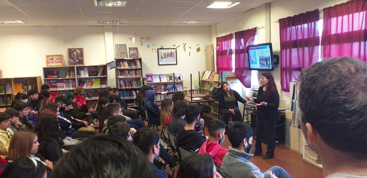 Vanina Ojeda difundiendo la cultura, pasado, presente y futuro de Pueblos Originarios a través del Programa “Pueblos Originarios en el aula”. Colegio Provincial "Eva Duarte de Perón", Ushuaia. 