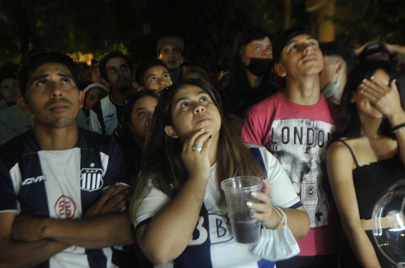 Desazón hinchas de Talleres, tras la final de la Copa Argentina. (Javier Ferreyra)