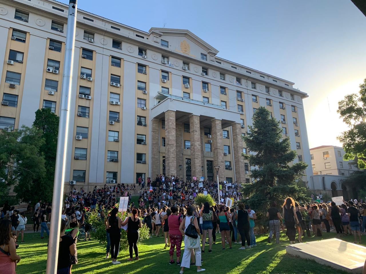 La Marcha en reclamo de Justicia por el femicidio de Florencia Romano llegó a la Casa de Gobierno de Mendoza. Los manifestantes ocupan casi toda la escalinata. Gentileza Sofía López Taguada