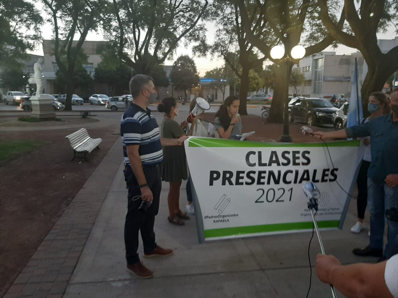 Bocinazo en Rafaela pidiendo clases 100% presenciales