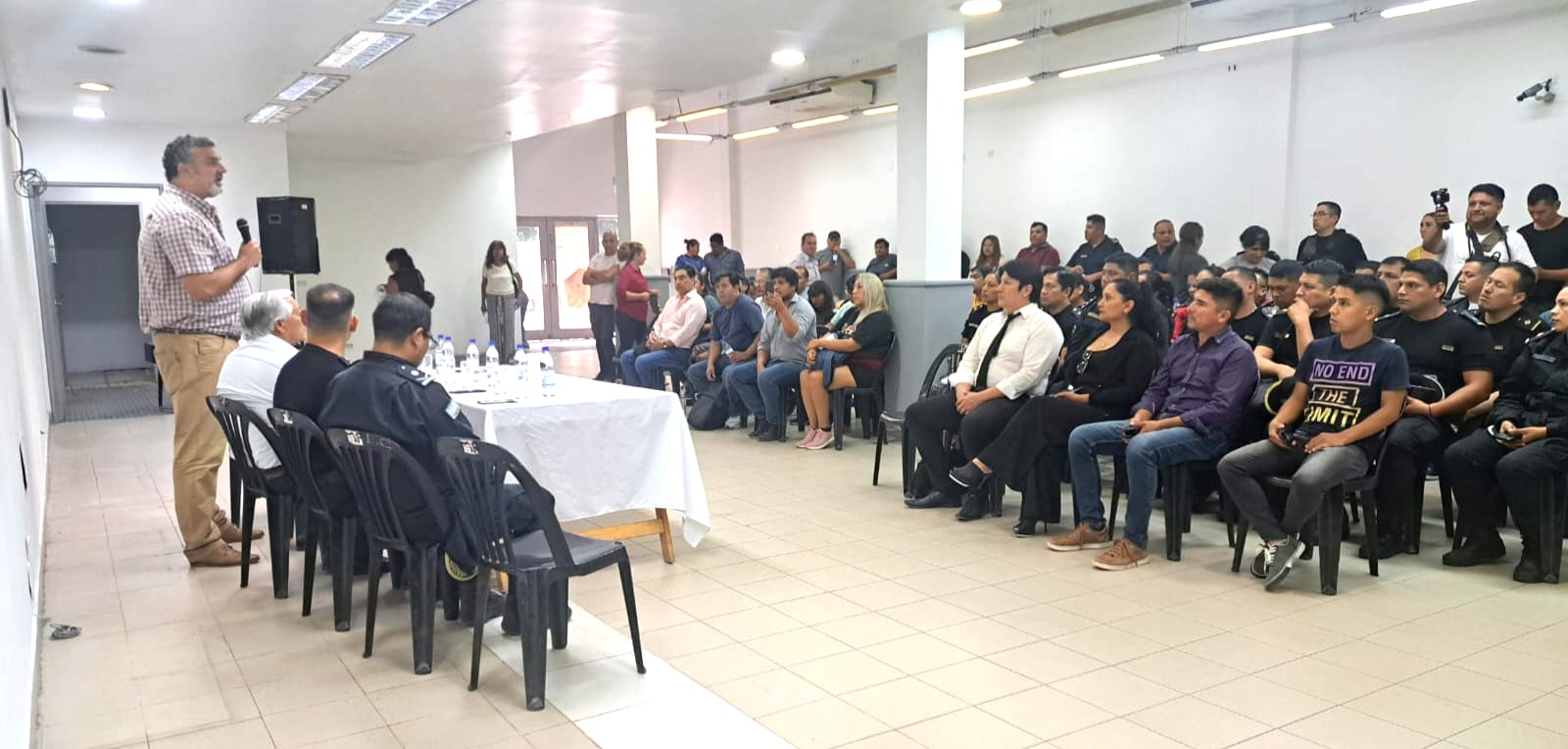 La reunión en instalaciones del municipio periqueño tuvo la asistencia de autoridades policiales, representantes de la actividad comercial, de instituciones intermedias y vecinos de la ciudad.