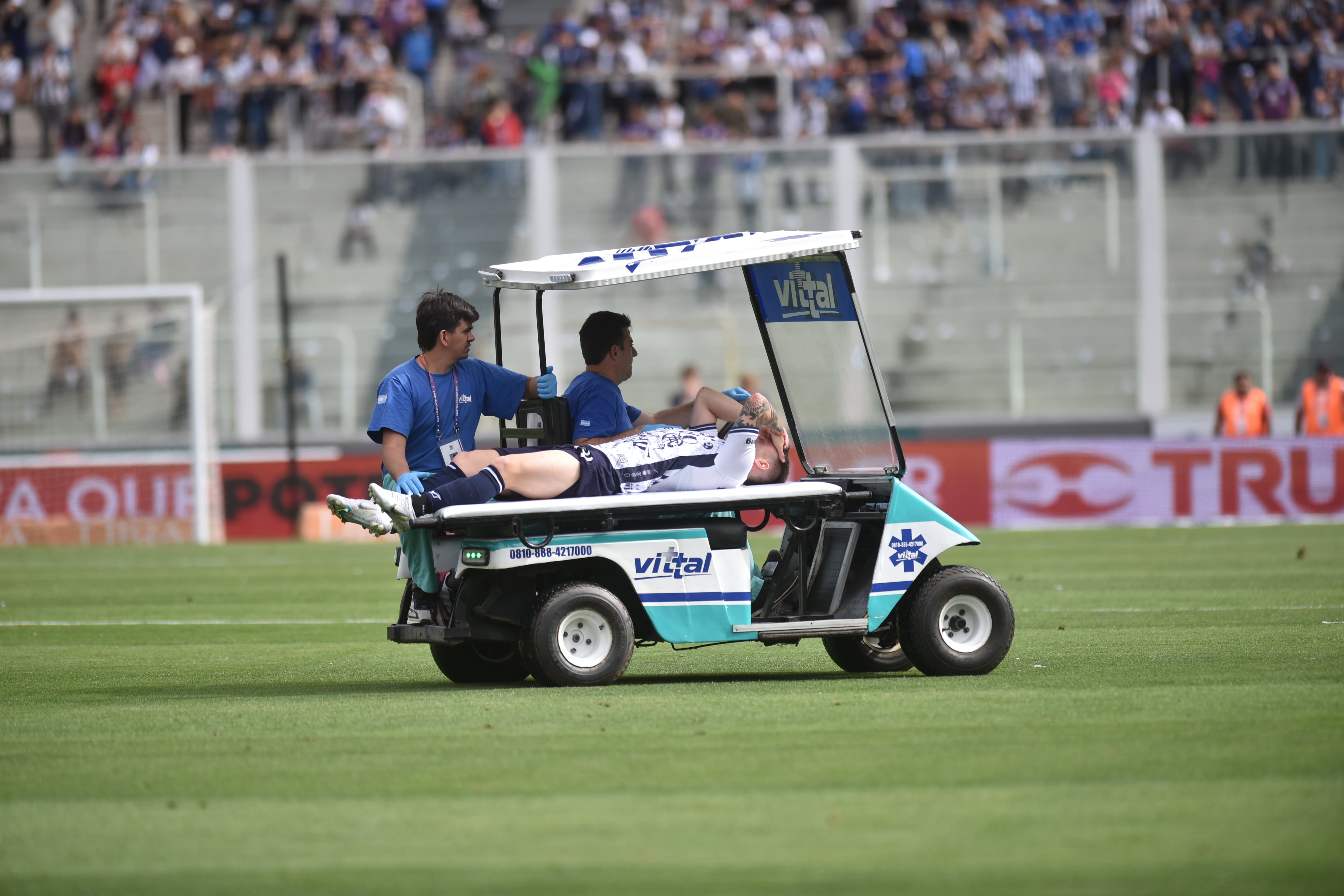 En esta jugada Bruno Barticciotto resultó lesionado en el partido Talleres vs Banfield en el primer tiempo. Foto Javier Ferreyra