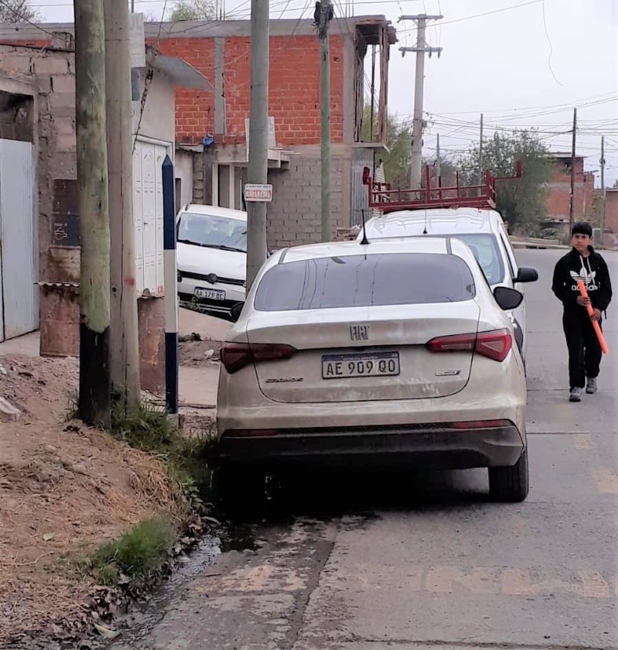 Una vereda obstruida y una parada de colectivos ocupada, obligan a los vecinos a  exponerse a los riesgos de caminar por la calzada, en la avenida Castro Barros del barrio Chijra.