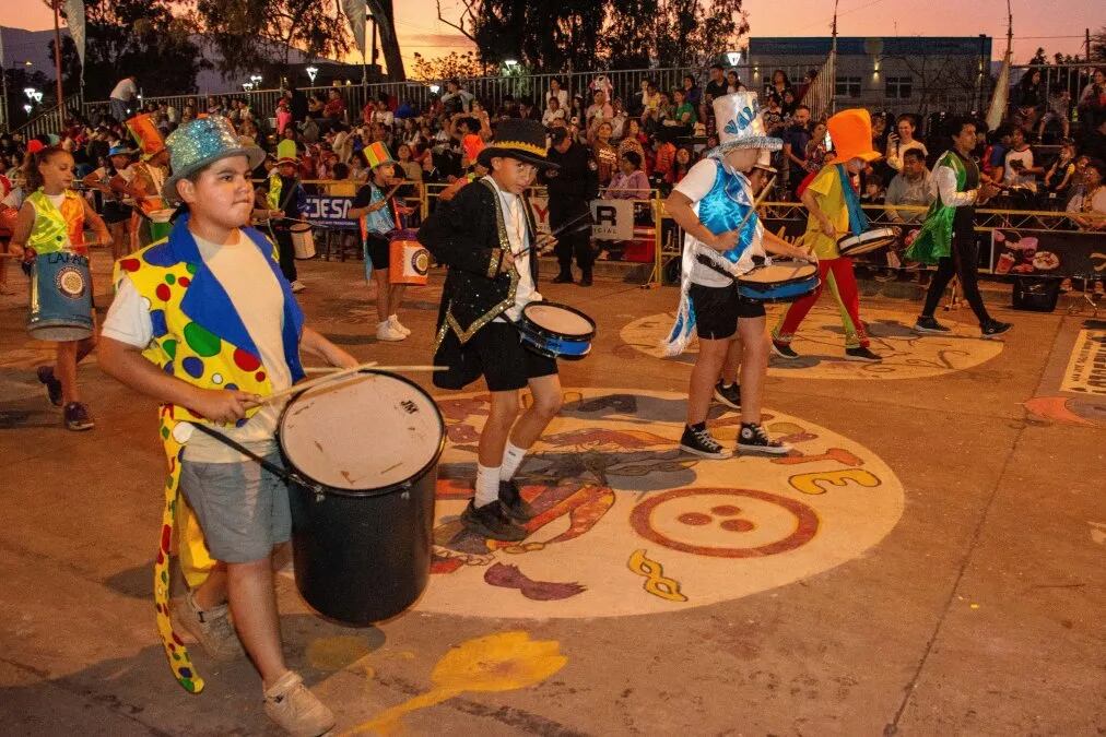 Bullicio, color y alegría coparon la "Avenida de los Estudiantes" en la tarde del miércoles, en el inicio de la FNE 2024.