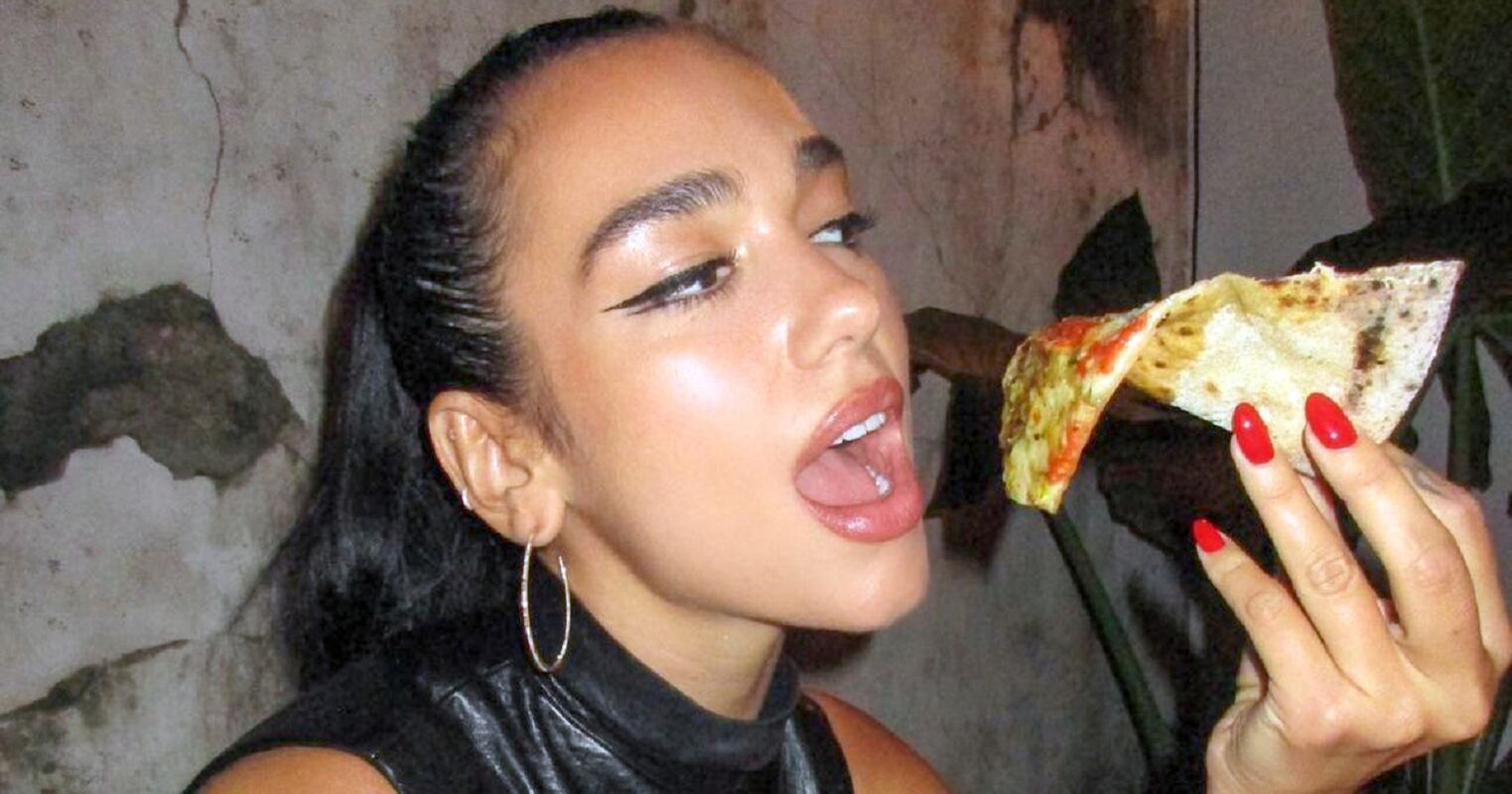 Dua Lipa disfruto de una pizza en Buenos Aires luego de su show. (Web).