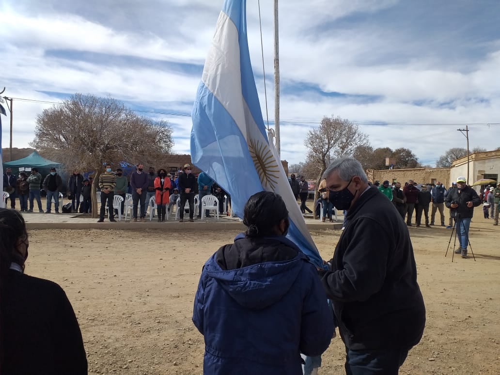 El izamiento de la Bandera Nacional, solemne momento en la apertura de las actividades en La Intermedia (Yavi), a pocos kilómetros de la frontera.