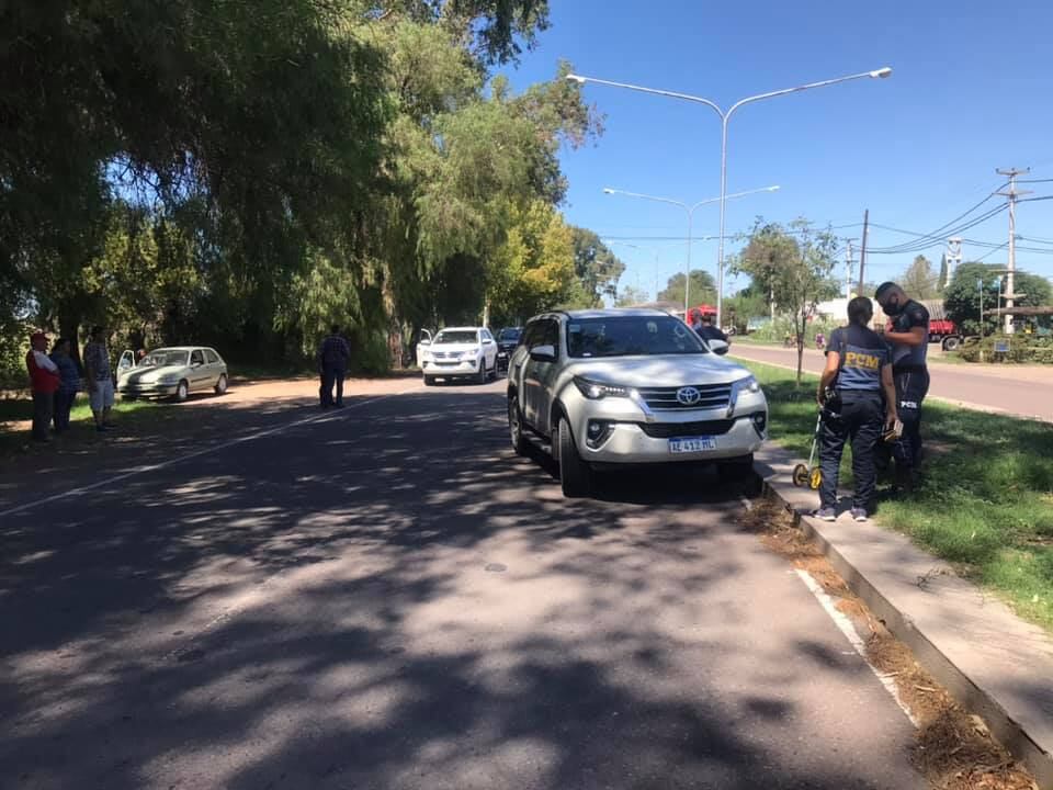 La Toyota Hilux no logro esquivar al niño que salió a la ruta en busca de su pelota. 