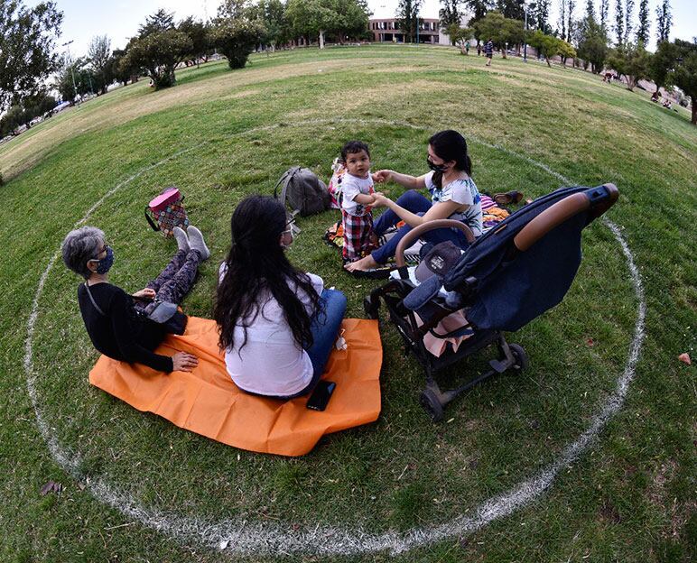 Para utilizar correctamente el espacio físico se han dibujado varios círculos donde podrán ubicarse las personas cumpliendo el protocolo de aislamiento. Gentileza Municipalidad de Godoy Cruz