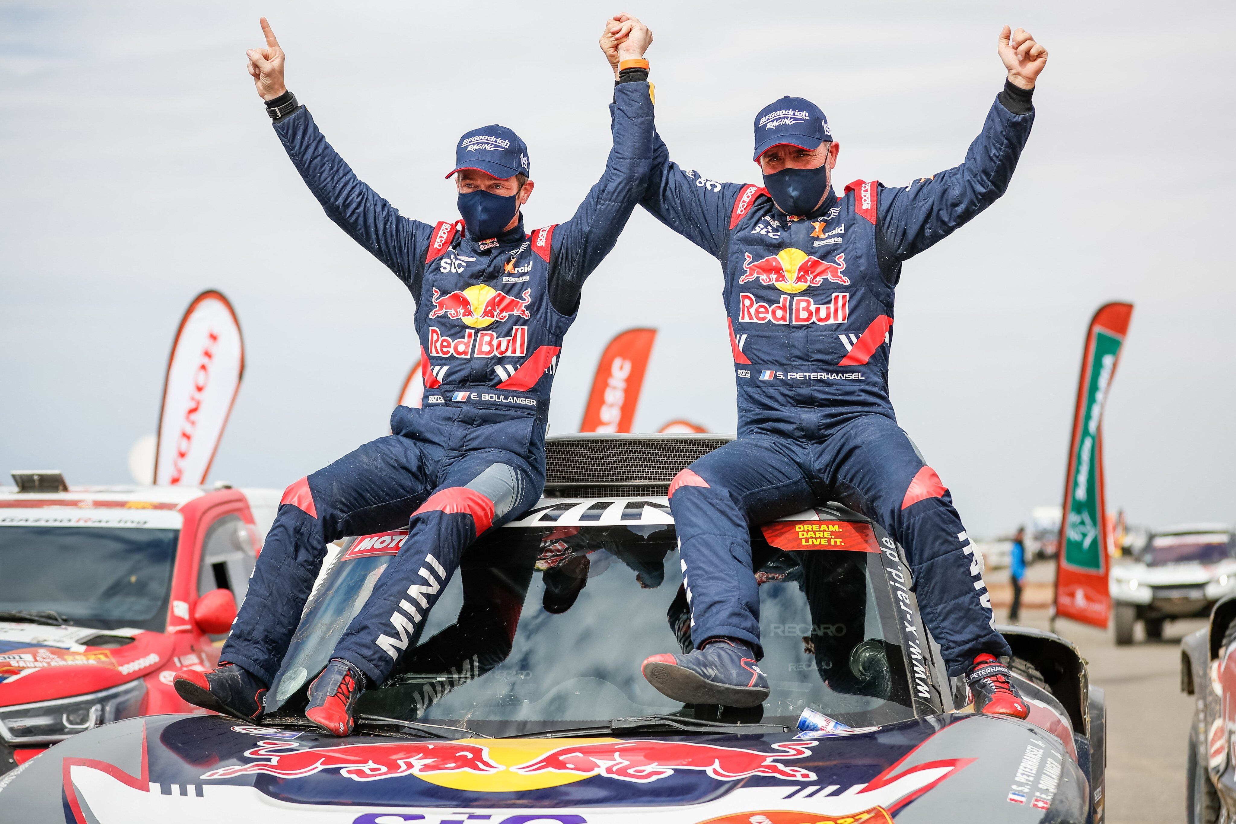 Stephane Peterhansel (a la derecha) logró su triunfo número 14 en el rally Dakar. Seis los logró en Motos y ocho en Coches. Lo navegó en esta edición su compatriota Edouard Boulanger, quien compitió recién por tercera vez en la odisea.