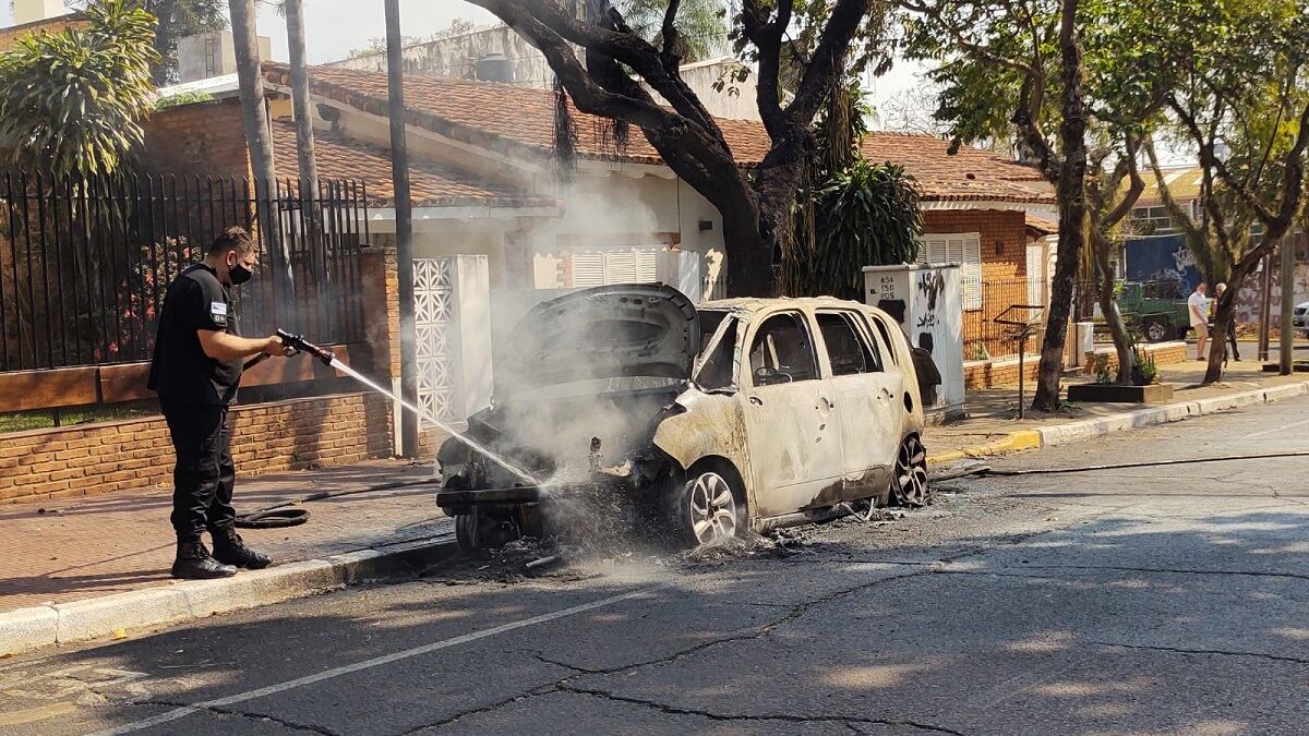 Un auto se incendió en el centro de Posadas: sospechan que fue una falla en el aire acondicionado