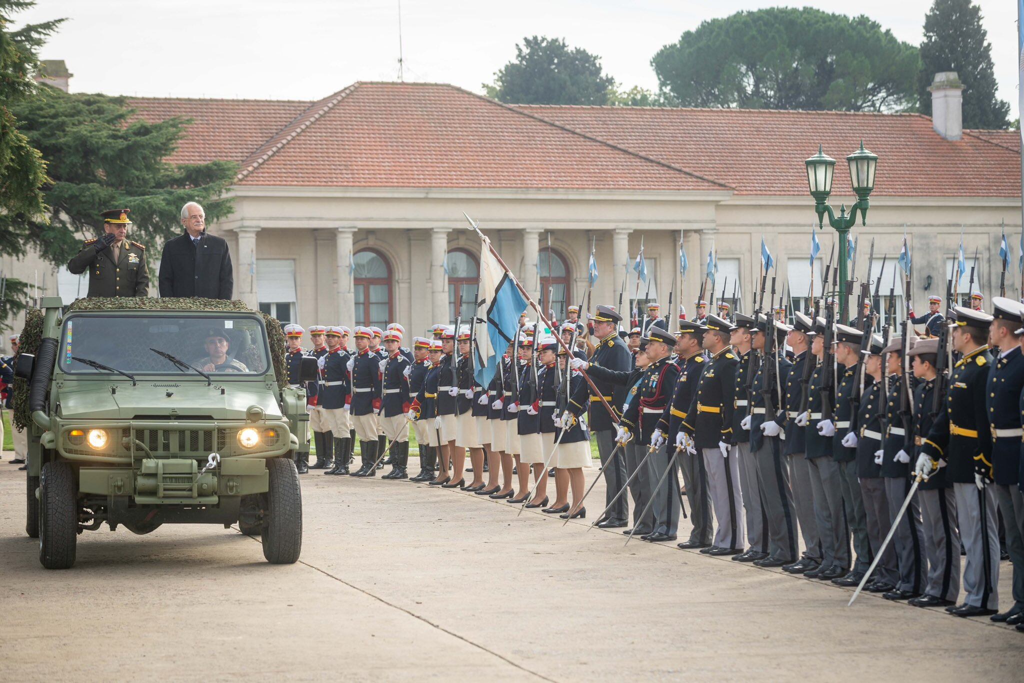 El Teniente General Guillermo Olegario Pereda, Jefe del Ejército, junto al ministro de Defensa, Jorge Taiana.