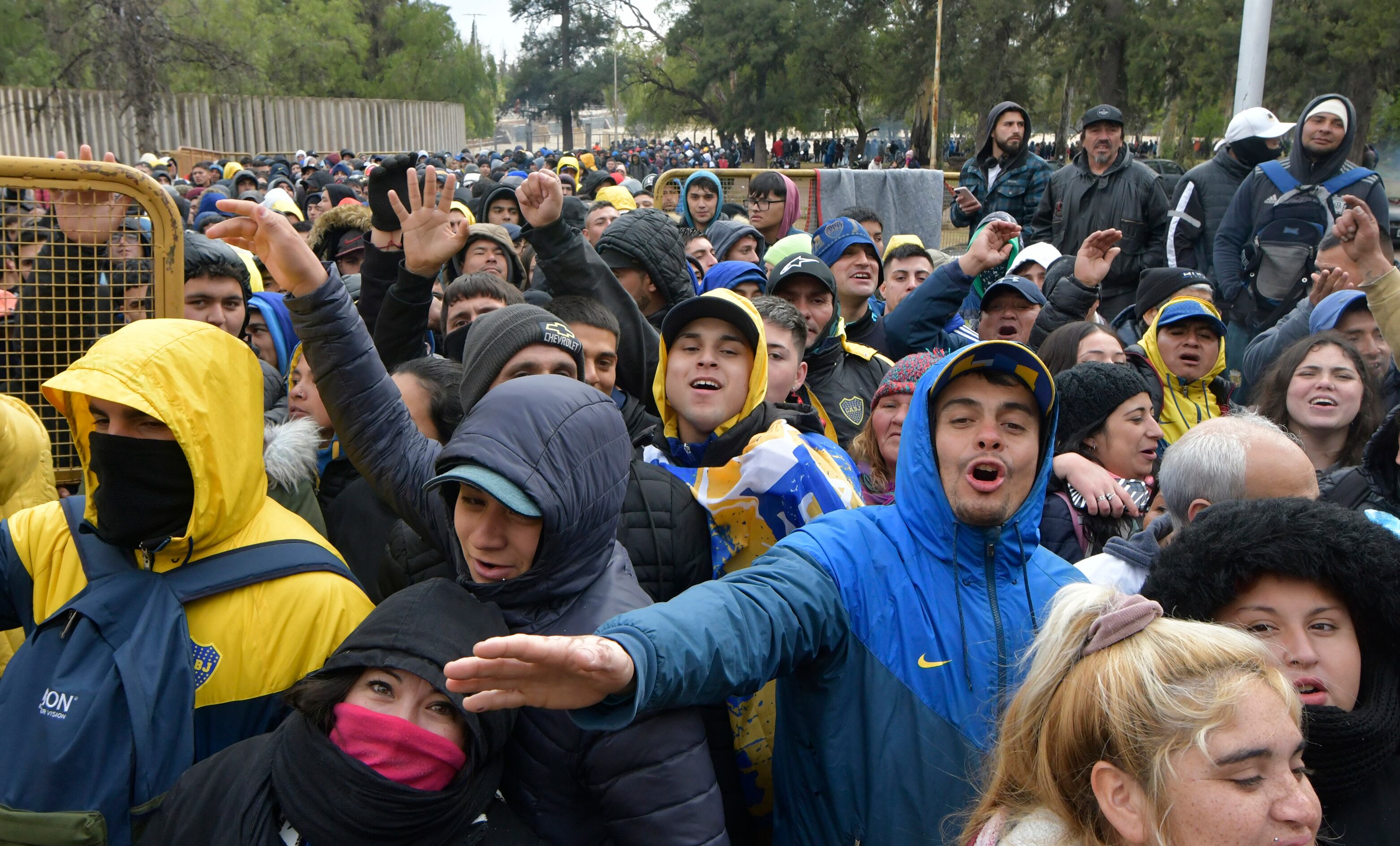 La pasión por ver a Boca Juniors en Mendoza fue más fuerte que la lluvia y el frío para miles de hinchas “neutrales” .