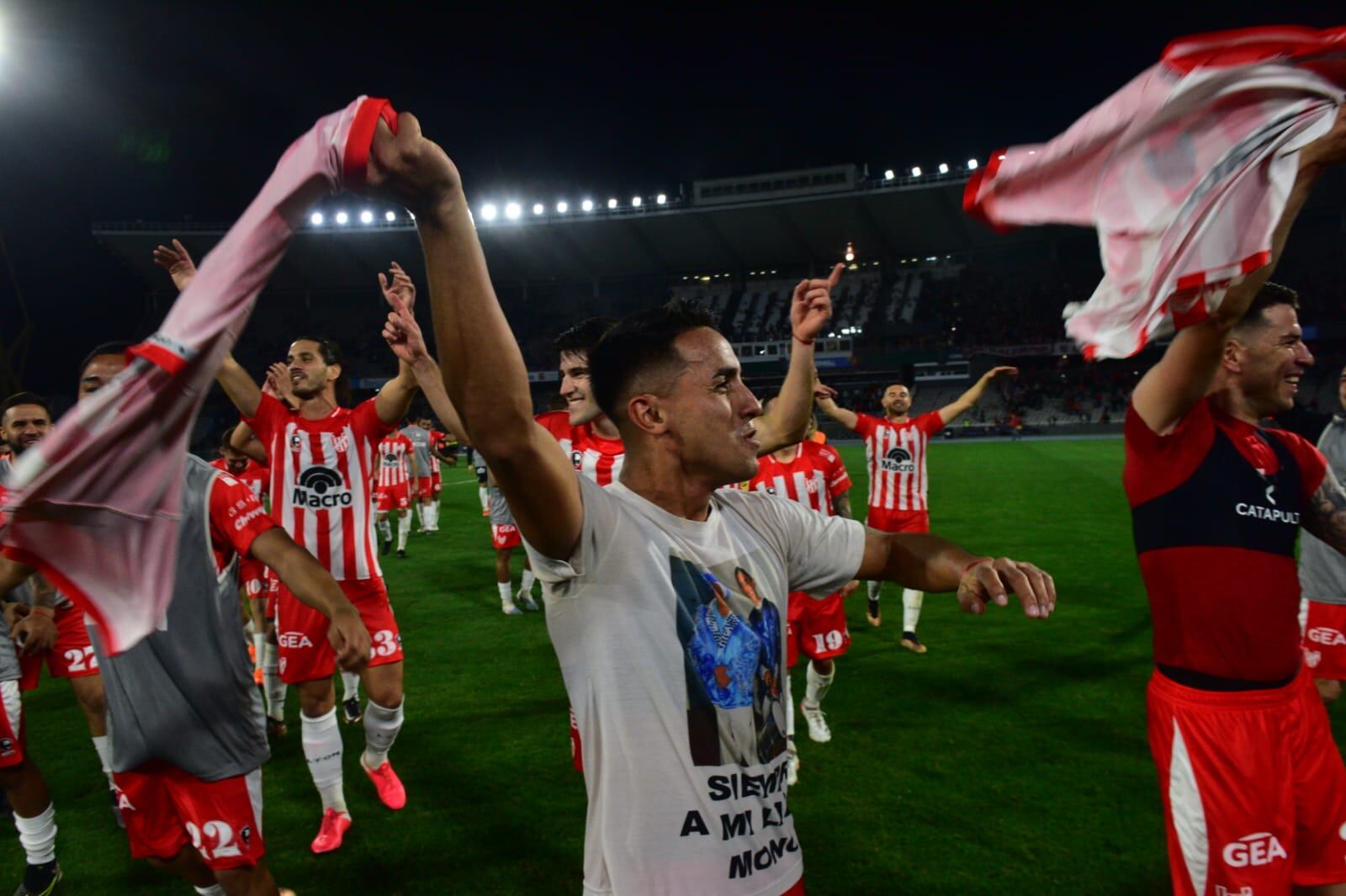 Instituto festejando el 1-0 sobre Belgrano en el Kempes, por la Liga Profesional. (Ramiro Pereyra / La Voz)