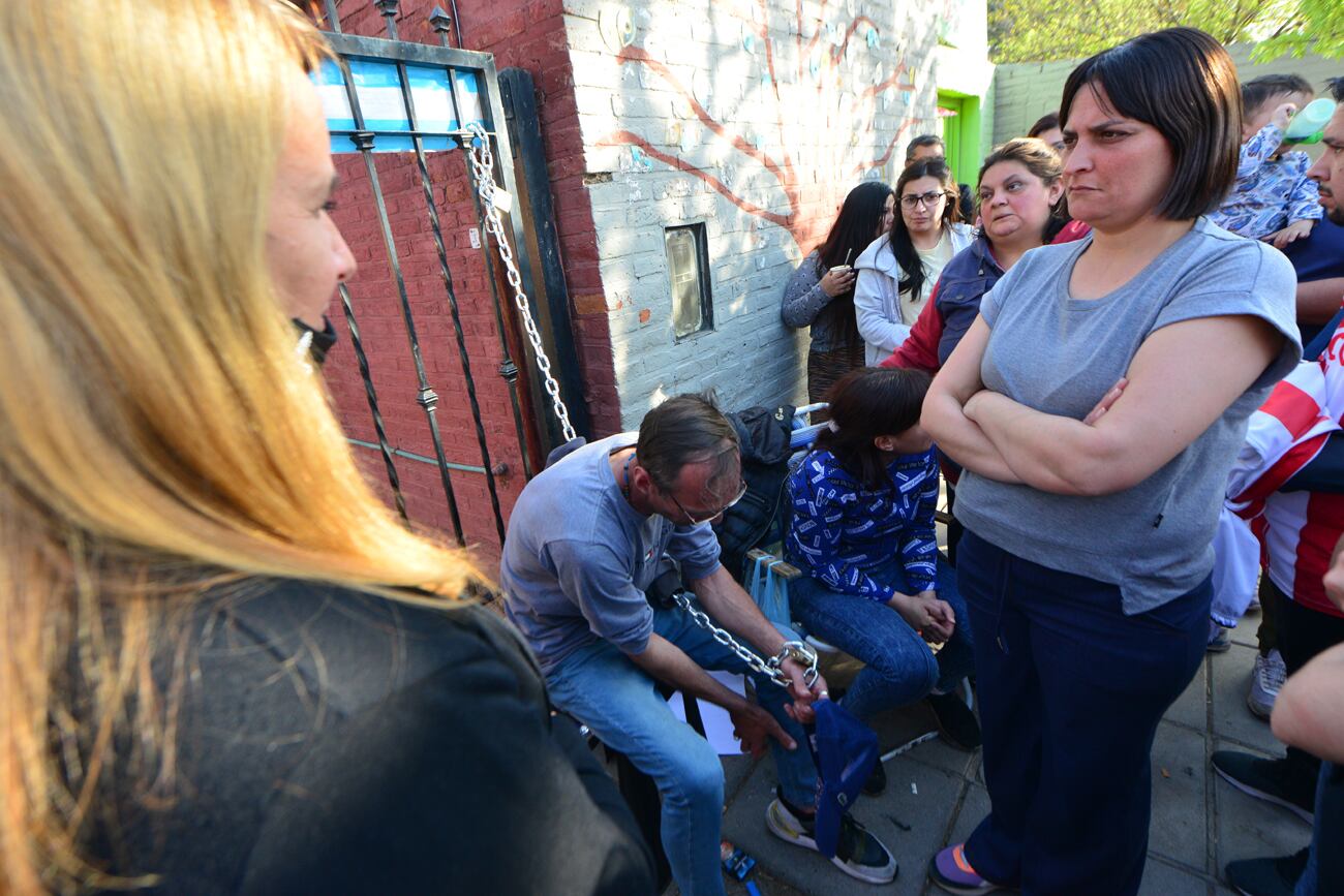 Padre se encadeno a la entrada de la escuela Rafaela Sanchez de Caldelari en barrio Ayacucho pidiendo investigacion por supuesto abuso de su hijo alumno