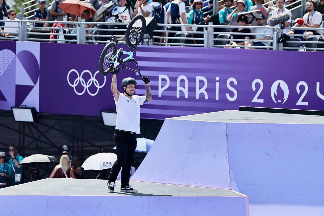 Inició en el Parque de Las Naciones y tocó el cielo con las manos y su bicicleta en la Place de la Concorde. José "Maligno" Torres. (Prensa COA)