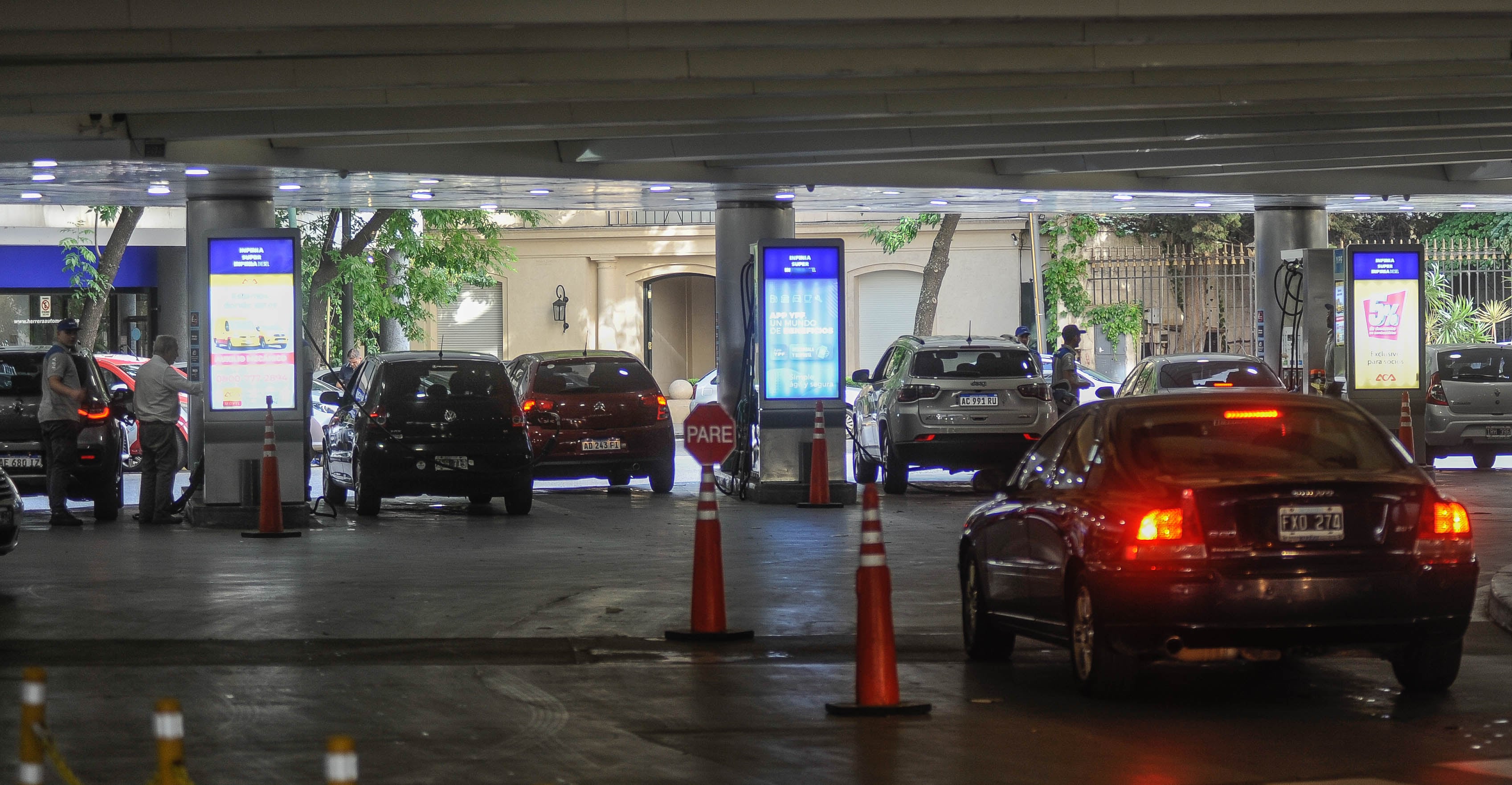 Colas de autos para cargar nafta en una estación de servicio en Palermo, Ciudad de Buenos Aires. 