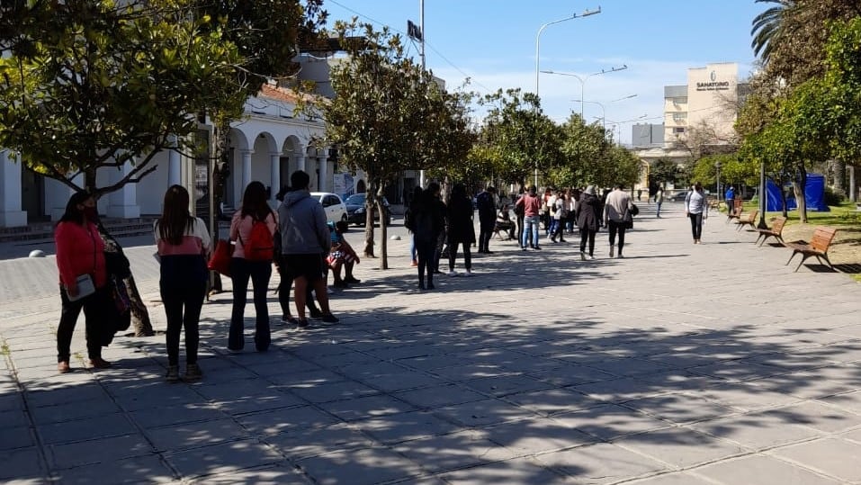 El buen tiempo propició la concurrencia de gente al puesto de vacunación habilitado en la plaza Belgrano, este miércoles.