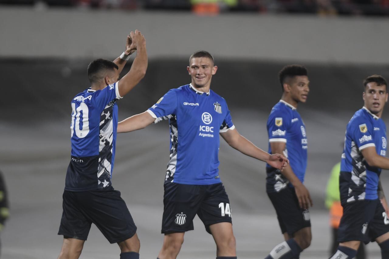 Ulises Ortegoza y el festejo de su gol ante River (Federico López Claro / La Voz)