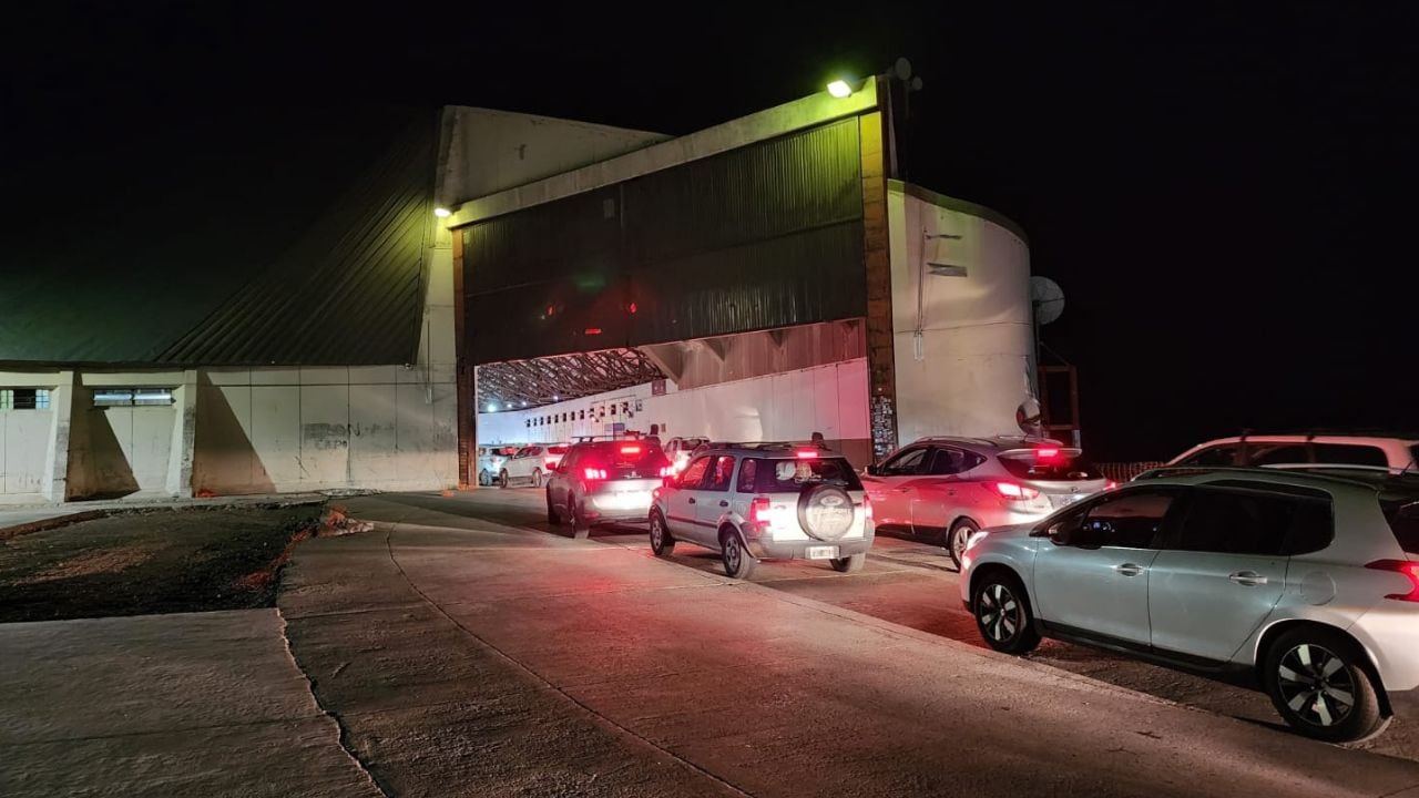 Largas filas de espera de chilenos en Horcones.