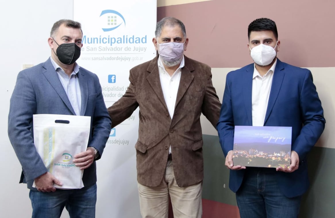 El intendente  de San Salvador de Jujuy, Raúl Jorge (c), recibió al legislador Raúl Albarracín (izq.) y al intendente Sebastián Salazar (der.), en su visita a esta ciudad.