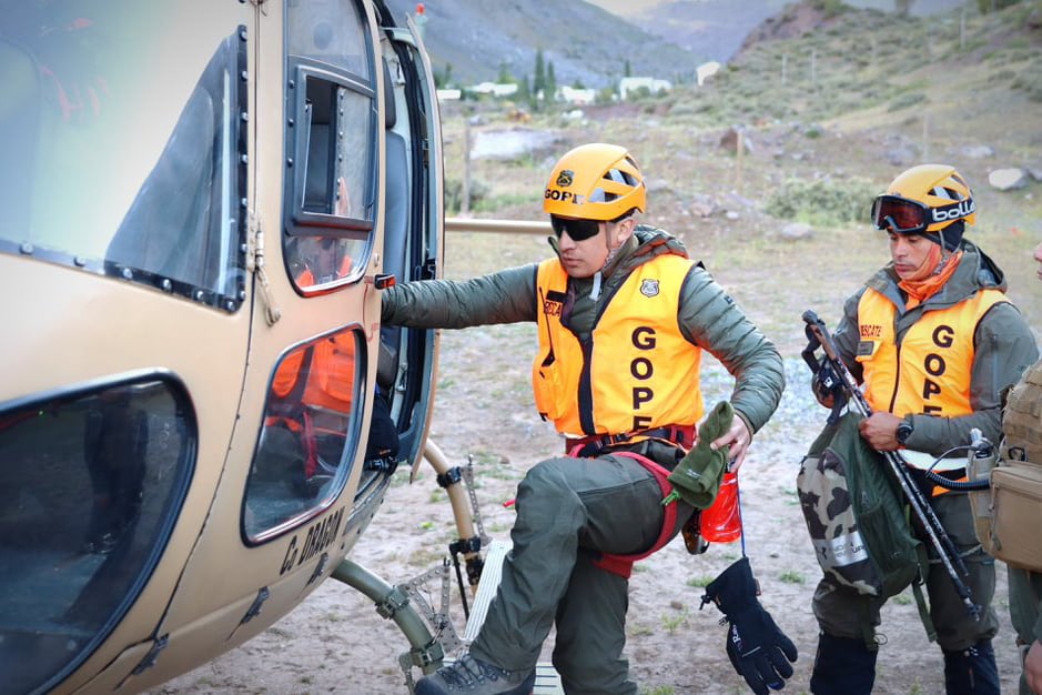 Cordillera. Imágenes del operativo para rescatar los cuerpos de los andinistas argentinos. (X @Carabdechile)