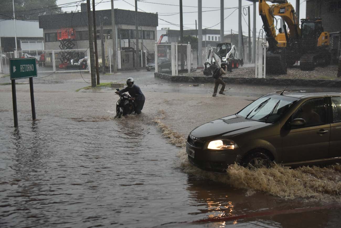 Fuertes lluvias en Córdoba. Varias calles inundadas por el temporal (Facundo Luque / La Voz)