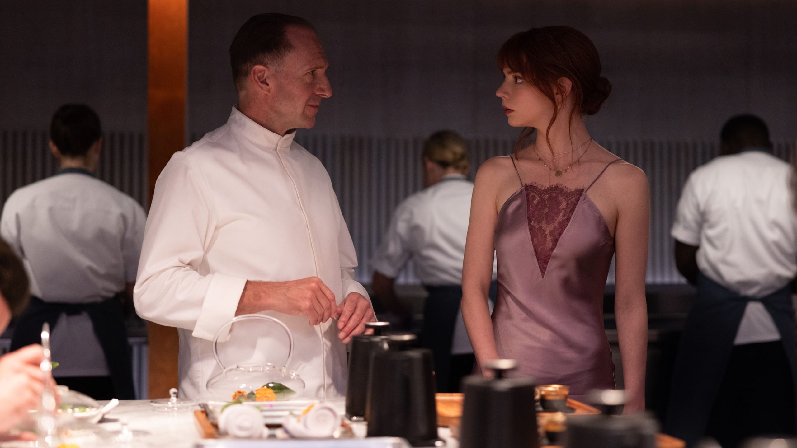 Anya Taylor-Joy y Ralph Fiennes en la pelicula "The Menu"