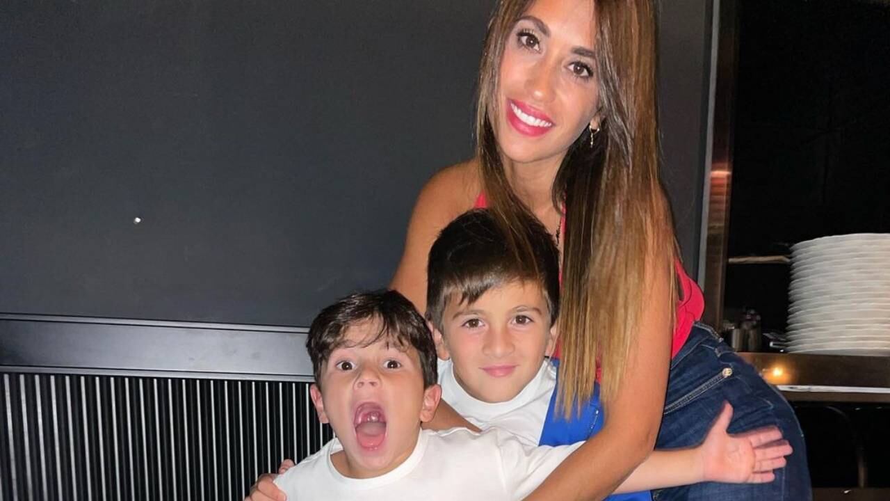 Antonela Roccuzzo con sus hijos en un restaurante