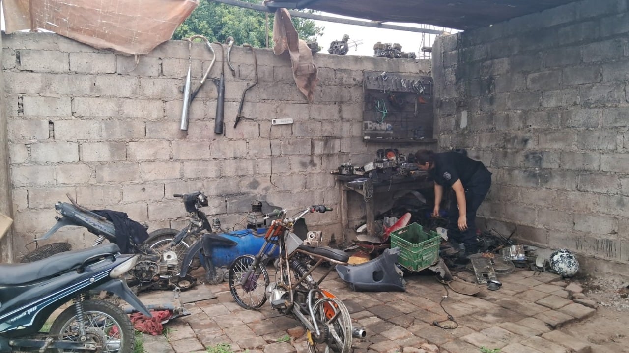 Casi irreconocibles, muchas de las motocicletas ya estaban desguazadas en el "taller" que allanó la policía por orden del MPA.