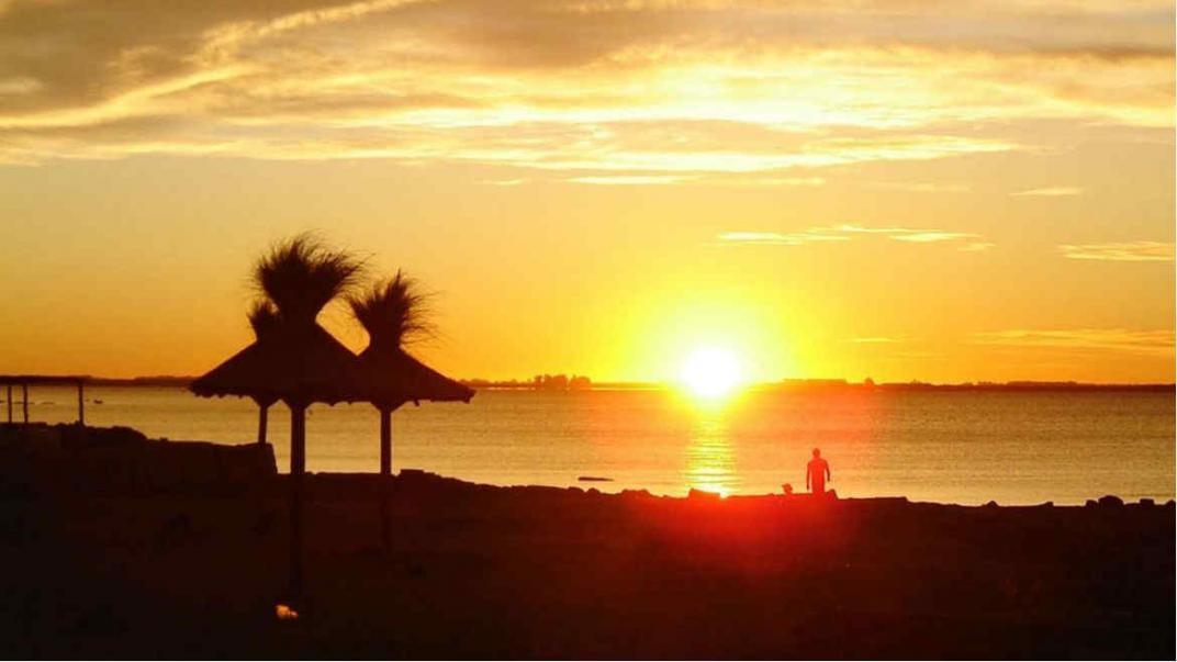 Atardeceres únicos frente al Mar de Ansenuza, en Miramar. (Agencia Córdoba Turismo) 