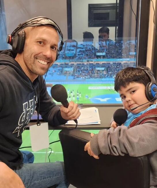 Matías Barzola junto a Paul en la cancha de Belgrano.