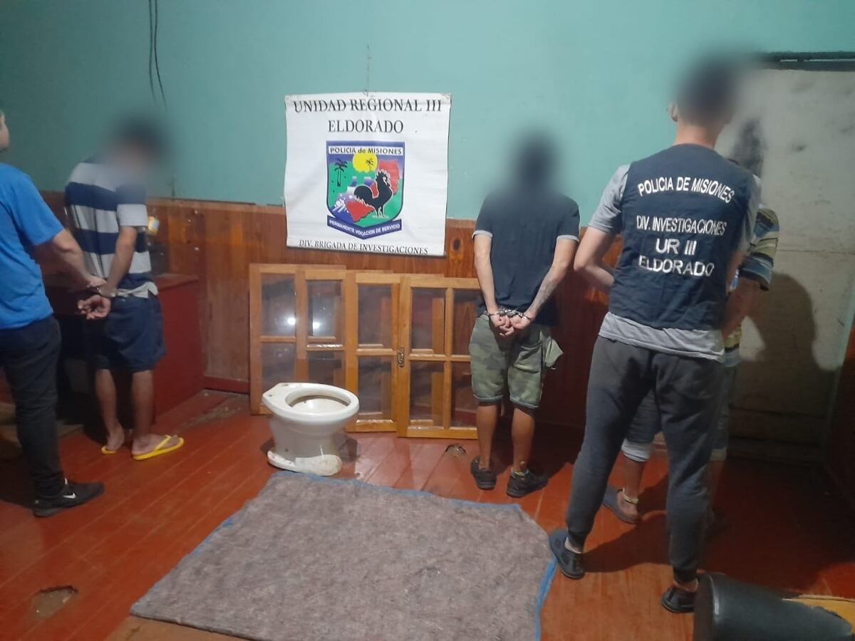 Arrestan a tres sospechosos por el robo de un inodoro y ventanas en Eldorado