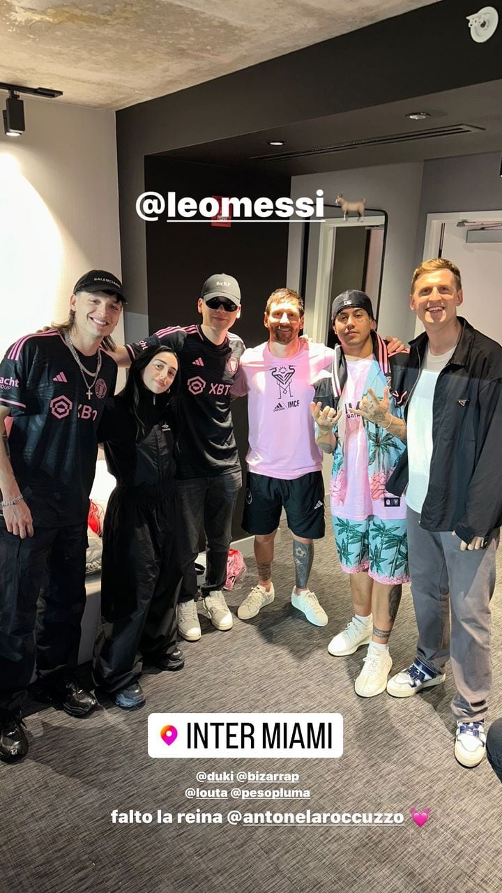 Los músicos y Leo posaron frente a la cámara antes del partido.