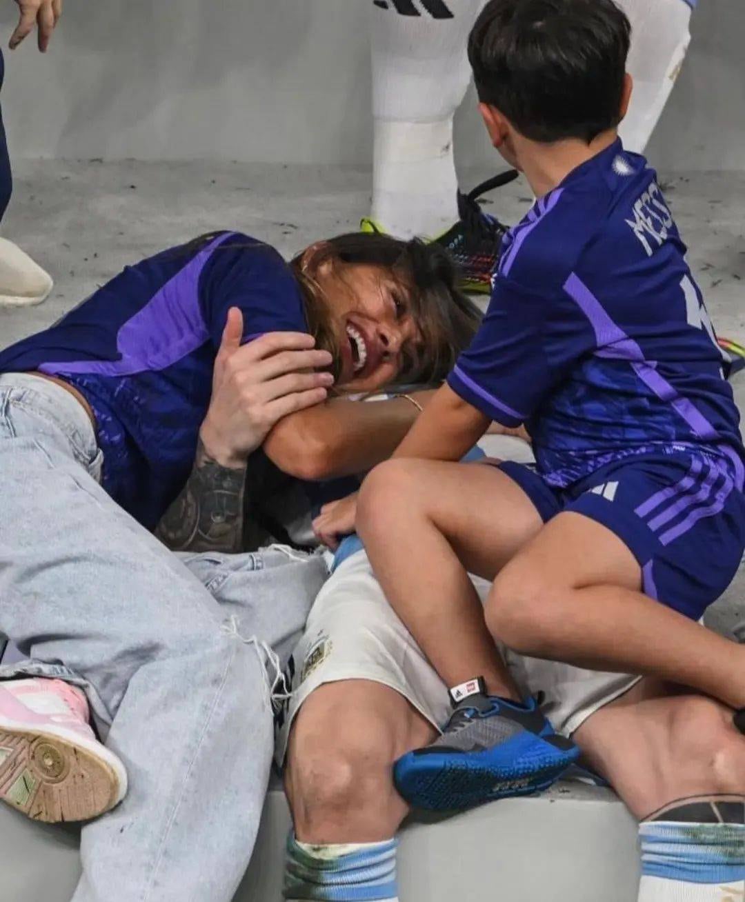 Lionel Messi y Antonela Roccuzzo felices tras la consagración de Argentina en Qatar.