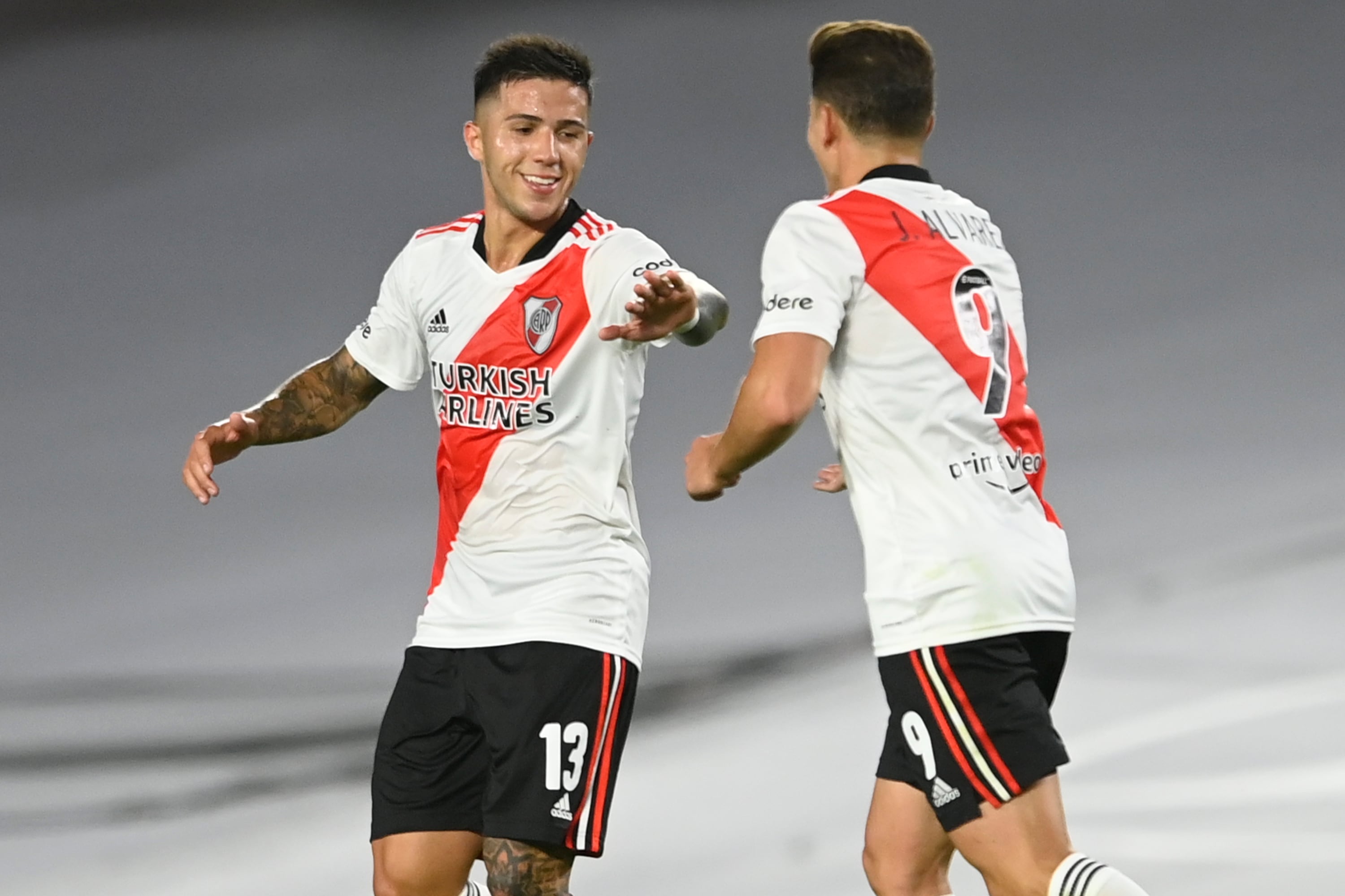 Enzo Fernández y Julián Álvarez, las dos figuras de River que serán titulares. 