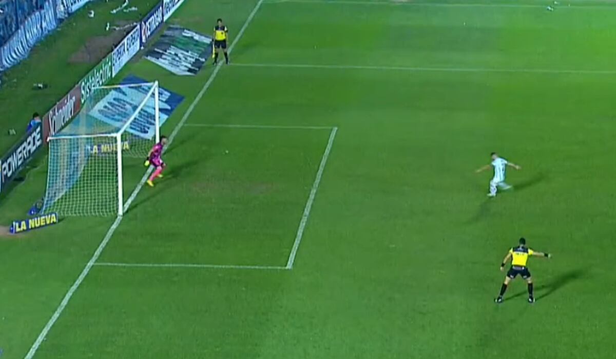 Video: polémica por el penal contra Talleres; Herrera lo contuvo y lo volvieron a patear