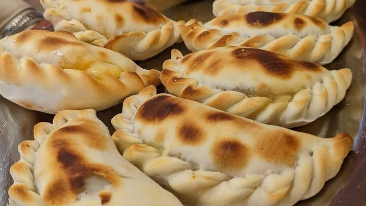 “No puede ser...”: pidió 16 empanadas, 2 copas de vino en Salta y se sorprendió con todo lo que pagó