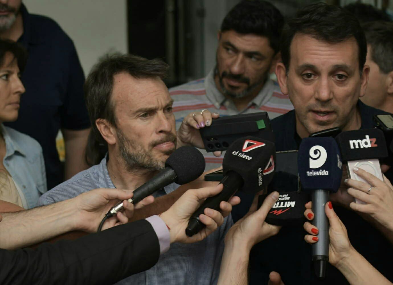 Lisandro Nieri y Tadeo García Zalazar, en el búnker del frente Cambia Mendoza. Orlando Pelichotti / Los Andes