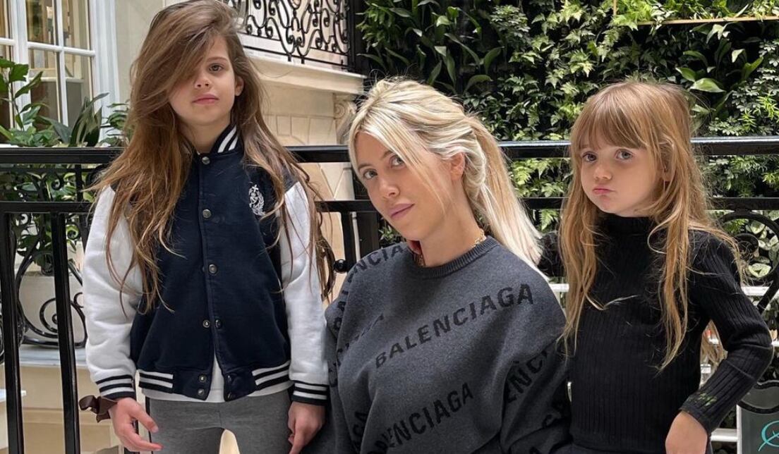 La modelo junto a sus dos hijas.