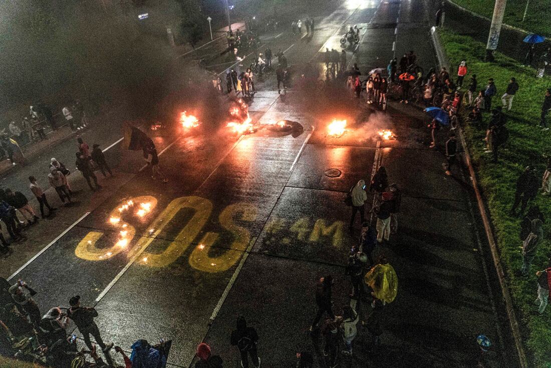 Jornada de protestas en Colombia contra un plan de reformas impositivas que ocasionaron una huelga nacional, represión y muertos a manos del ejército.  Las protestas que comenzaron la semana pasada por una propuesta de reforma tributaria continúan a pesar de que el presidente Iván Duque retiró el plan tributario del Congreso.  (AP)