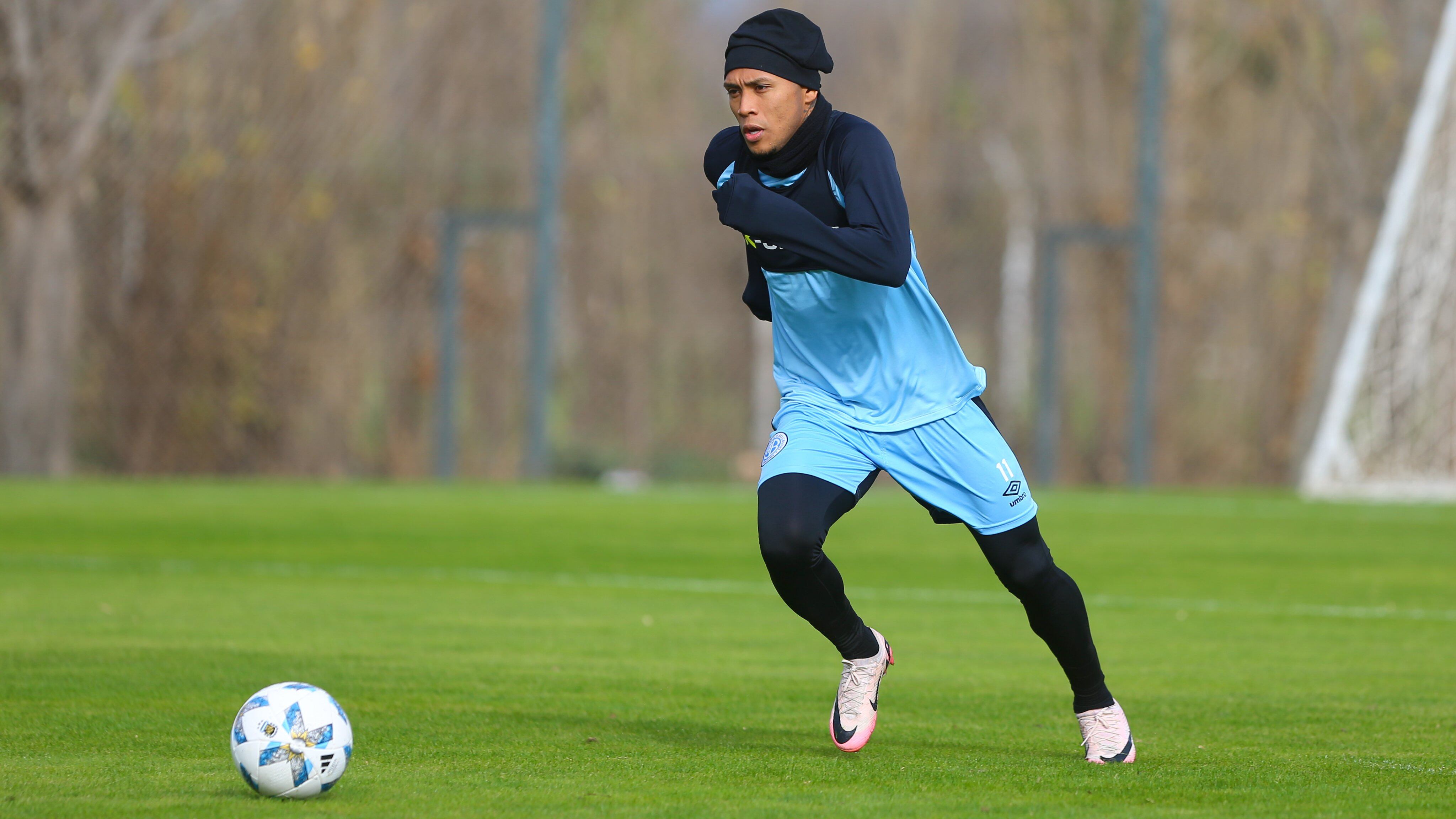 Bryan Reyna, delantero peruano de Belgrano, en el entrenamiento de este lunes. (Prensa Belgrano)