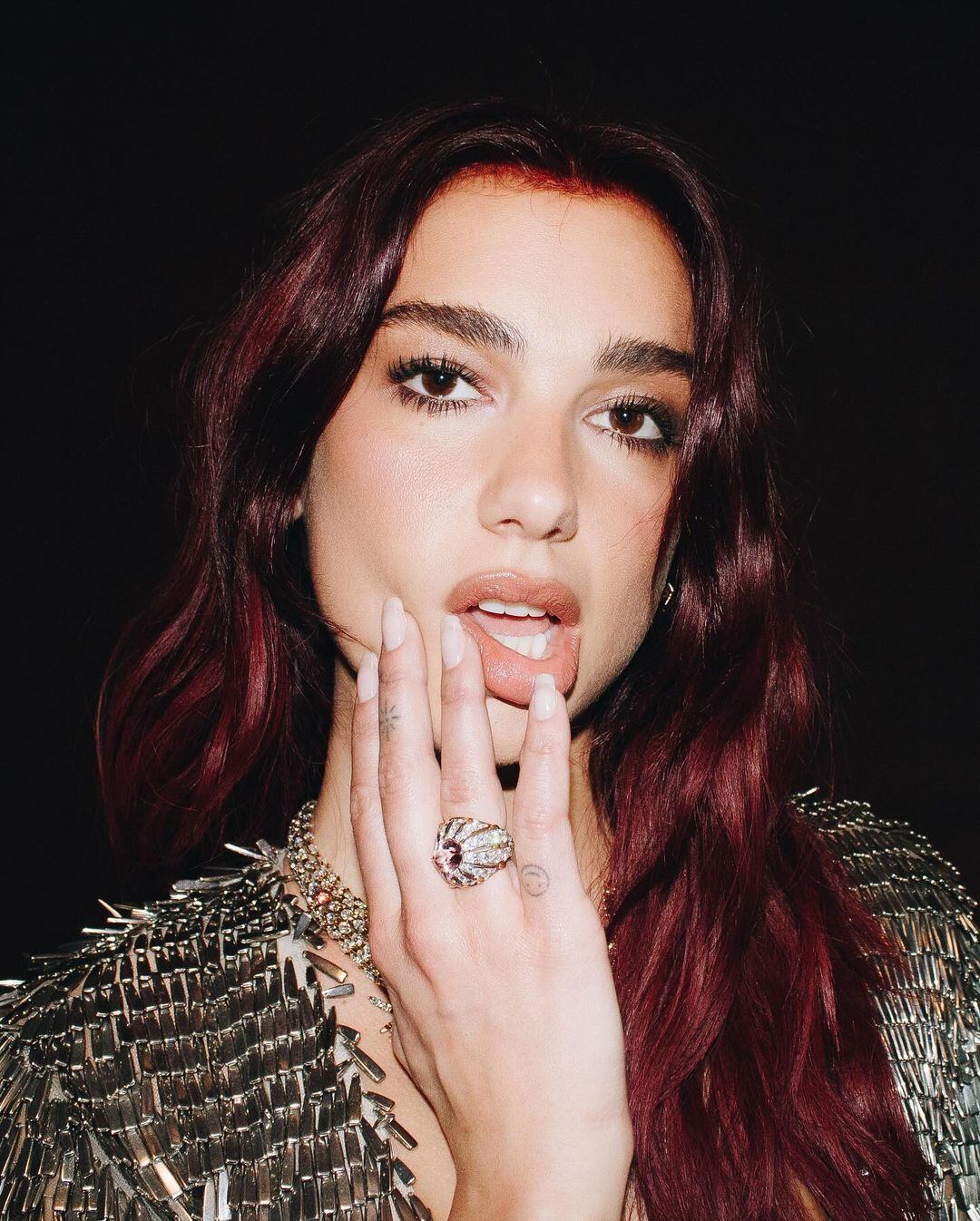 Dua Lipa deslumbró con un vestido ultra escotado y lleno de brillos en los Premios Grammys