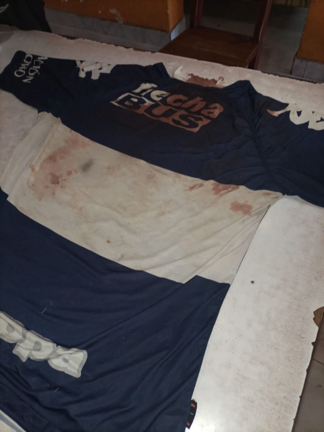 La camiseta que usó el hincha de Gimnasia el día de la tragedia.