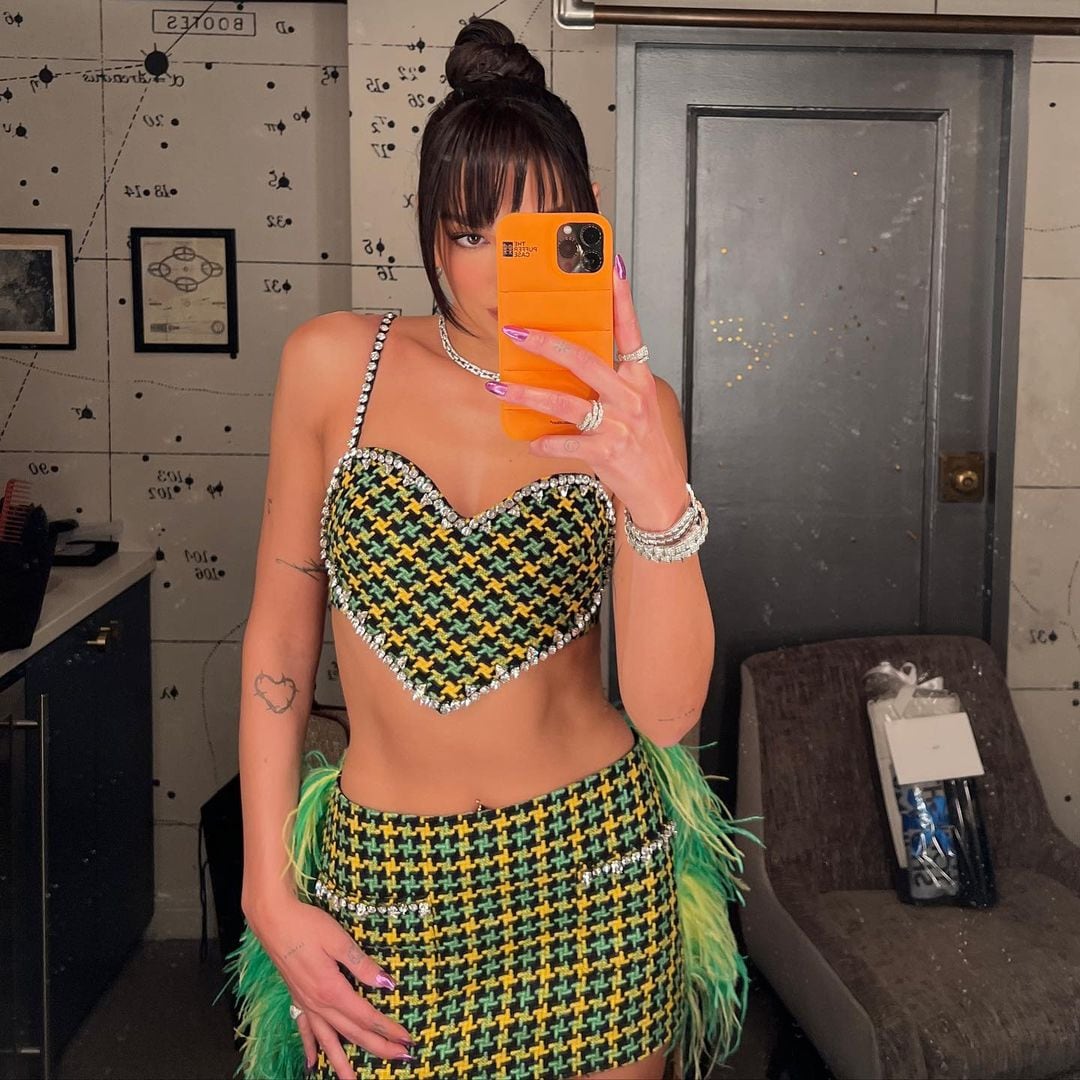 Dua Lipa mostró su llamativo look con una foto frente al espejo.