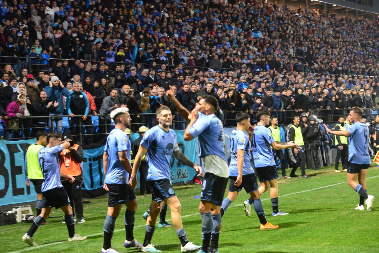 Franco Jara se besa la camiseta  tras convertir su primer gol en Belgrano. El delantero fue expulsado por sacarse la casaca en la celebración. (Javier Ferreyra / La Voz)