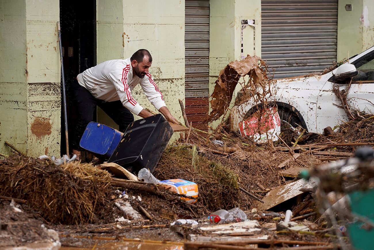 Un hombre limpia su casa afectada por las inundaciones en Valencia, España, el miércoles 30 de octubre de 2024. (Foto AP/Alberto Saiz)