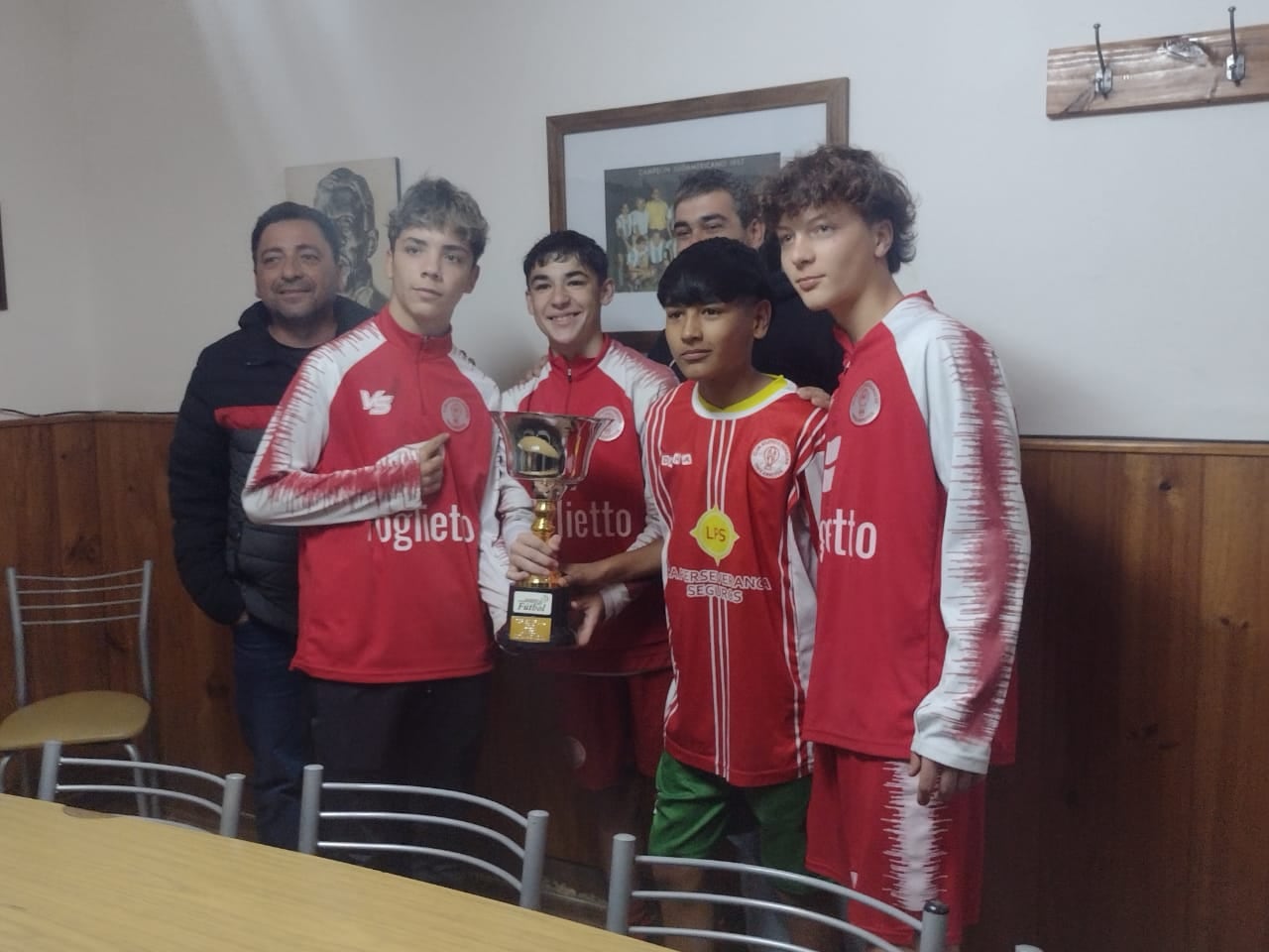 Entrega de copas a los campeones de las cinco categorías de las Divisiones Menores de Fútbol