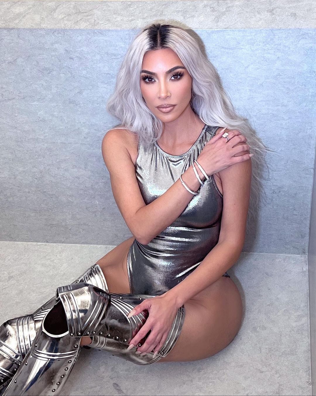 Kim Kardashian y un atrapante look galáctico: body metalizado y bucaneras estilo armadura.