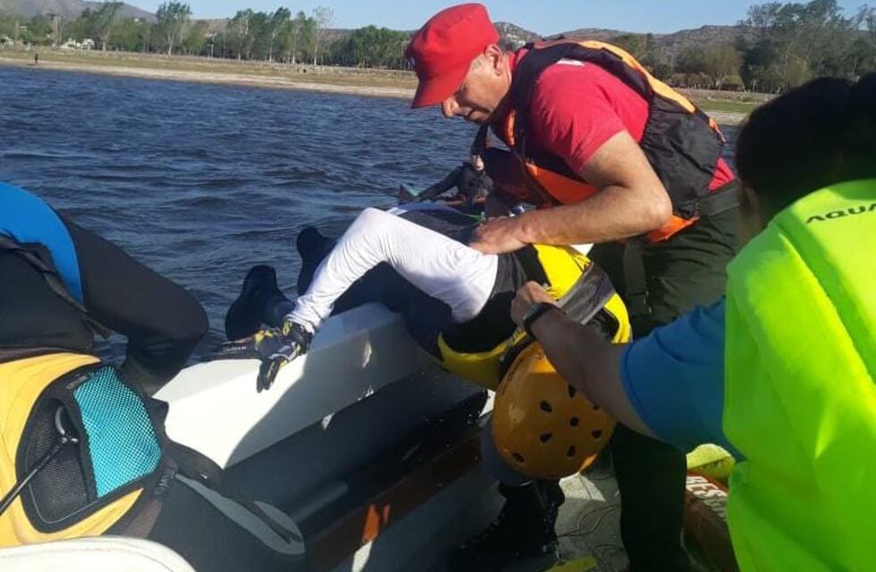 Carlos Paz: rescataron a un joven de 16 años que realizaba kite surf en el Lago San Roque