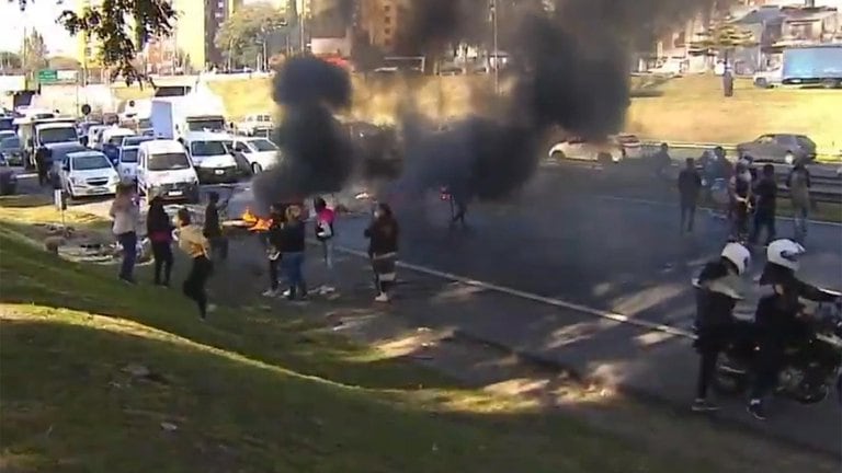 Los vecinos de villa Lugano cortaron General Paz en protesta.